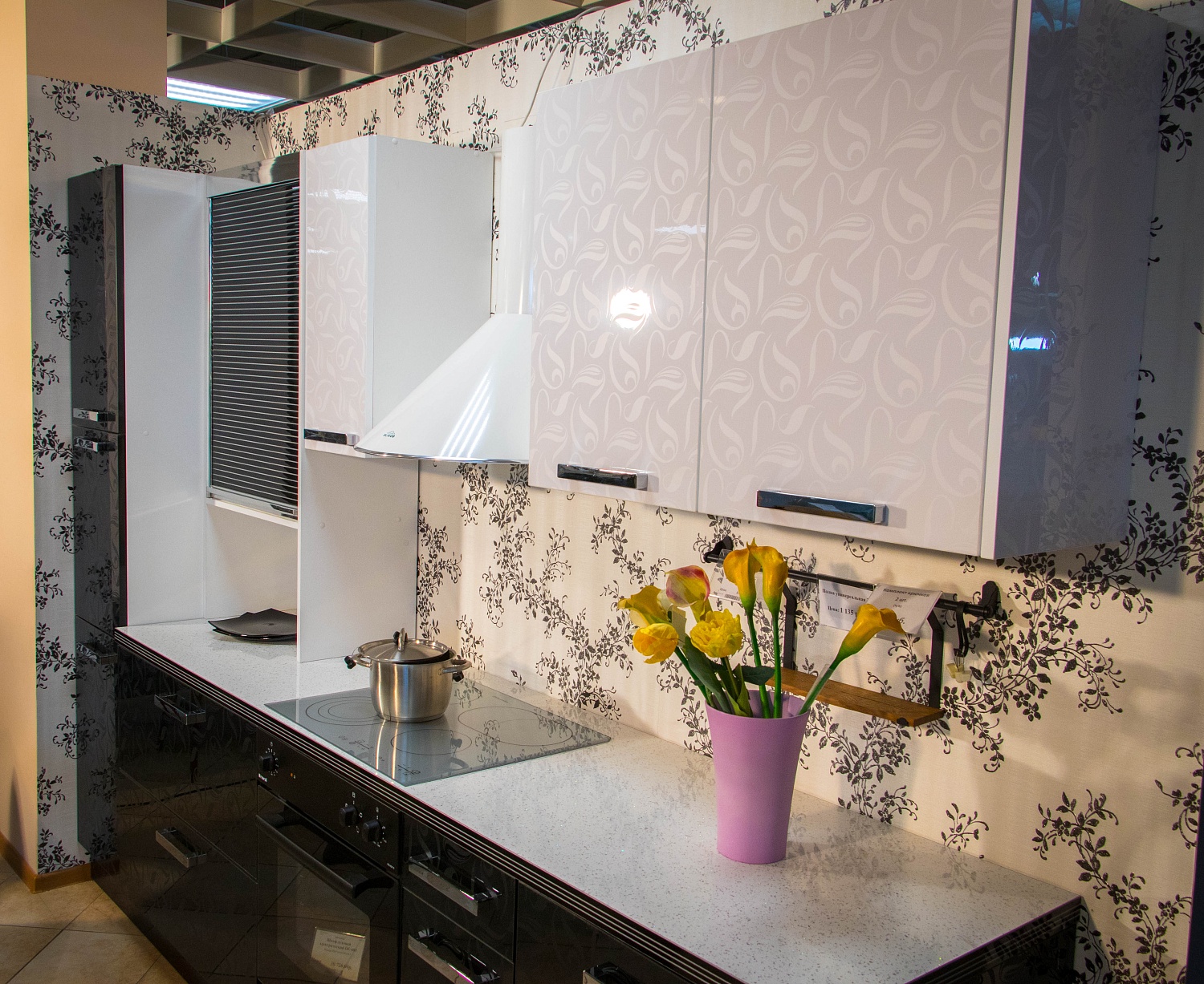 Кухня ГЛОСС (белые / черные цветы)