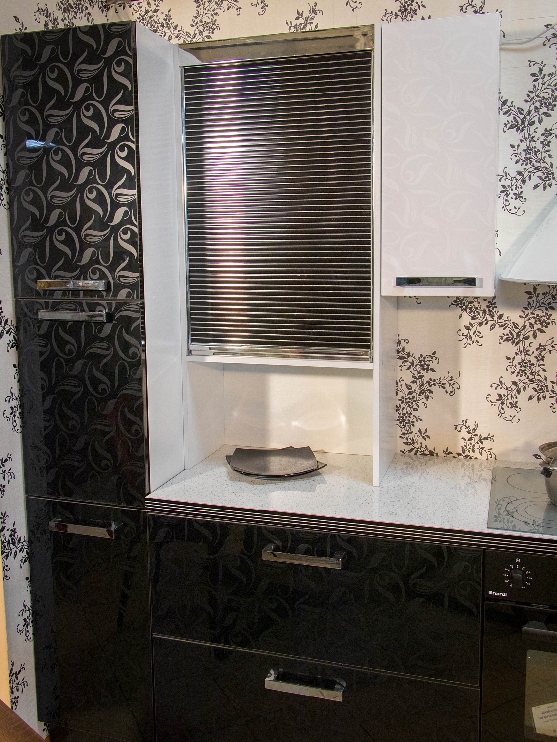 Кухня ГЛОСС (белые / черные цветы)