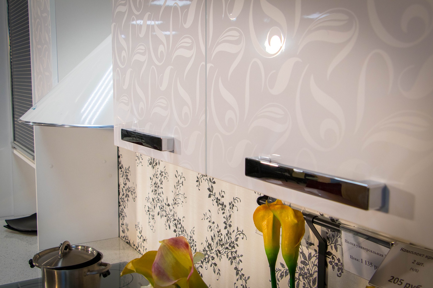 Кухня ГЛОСС (белые / черные цветы)